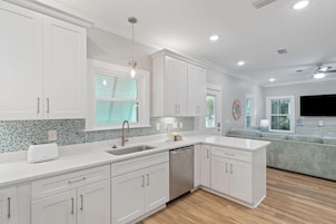 Casa, varias camas (Barefoot Bungalow at Rookery) | Cocina privada | Horno, tostadora y papel de cocina