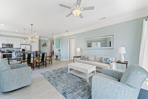 Apartamento, varias camas (Peninsula Golf Club - The Links 204A) | Zona de estar | Una televisión