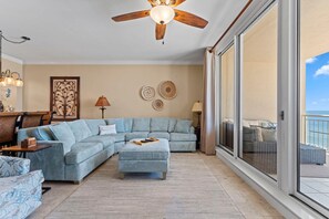 Condo, Plusieurs lits (Indigo West 703) | Aire de séjour | Téléviseur