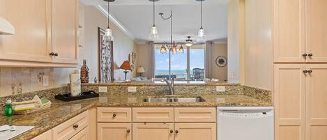 Lägenhet - flera sängar (Indigo West 703) | Eget kök | Ugn, brödrost och pappersservetter