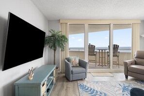 Condo, 1 très grand lit et 1 canapé-lit (Perdido Sun 706) | Aire de séjour | Téléviseur