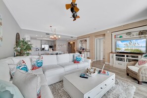 Condo, Plusieurs lits (Indigo West 1602) | Aire de séjour | Téléviseur