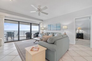 公寓客房, 多張床 (Shipwatch A601) | 起居區 | 電視