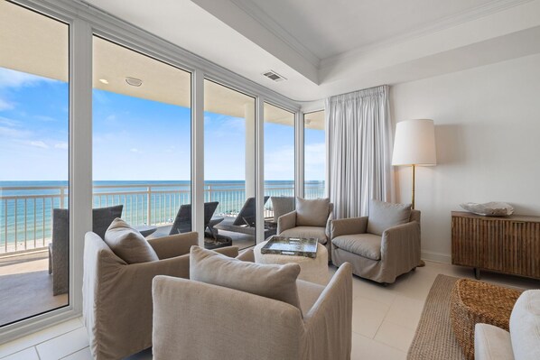 公寓客房, 多張床 (La Playa 402) | 起居區 | 電視