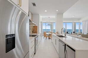 公寓客房, 多張床 (La Playa 402) | 私人廚房 | 紙巾