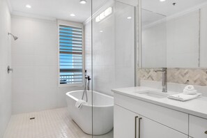 Apartment, Mehrere Betten (La Playa 402) | Badezimmer | Shampoo, Toilettenpapier