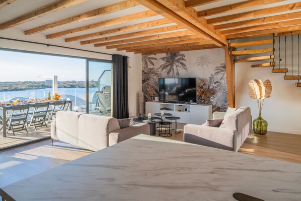 Tv, bøger, stereoanlæg