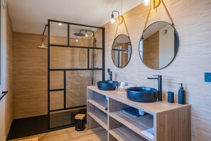Dusche, Haartrockner, Handtücher