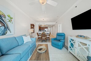 Condo, várias camas (Seawind 1302) | Área de estar | TV