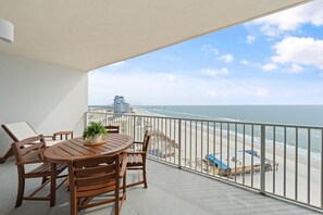 คอนโด, หลายเตียง (Seawind 1302) | รับประทานอาหารกลางแจ้ง