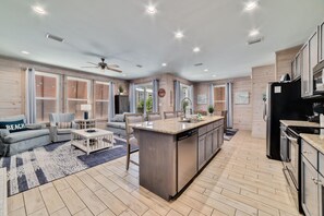 Huis, meerdere bedden (Romeo Beach Cottage 6) | Privékeuken | Een oven, een broodrooster, keukenrol