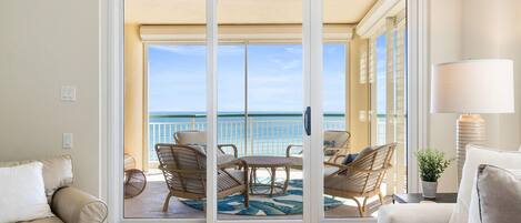 Apartment, Mehrere Betten (Beach Colony West 6D) | Wohnbereich | Fernseher