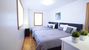 3 bedrooms, iron/ironing board, WiFi, bed sheets - Cottage on Crystal Beach | 3BR & BBQ! (Fort Erie)