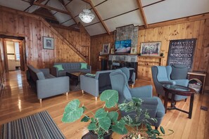 Televisión y oficina 