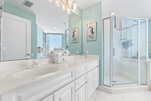 Condo, varias camas (Beach Colony Tower 4D) | Baño | Shampoo y papel de baño 