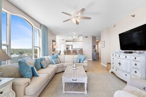 Condo, varias camas (Beach Colony Tower 4D) | Área de sala de estar | Televisión 