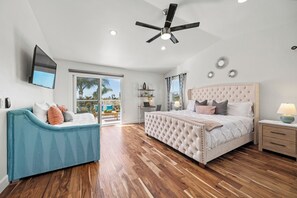 5 bedrooms, desk, iron/ironing board, travel cot - The Fairy Tale Estate (Oceanside)