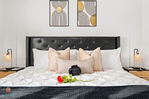 5 habitaciones, escritorio y tabla de planchar con plancha 