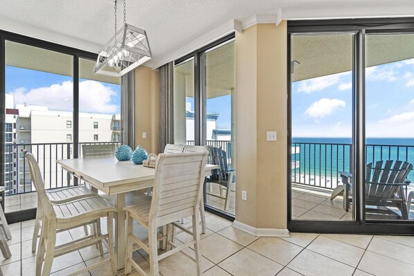 คอนโด, หลายเตียง (Phoenix VIII 1406) | ร้านอาหาร