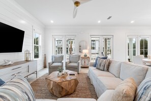 하우스, 침대(여러 개) (Battery 17) | 거실 공간 | TV