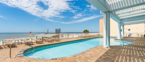 Apartamento, varias camas (Colonnades 1601) | Piscina | Una piscina al aire libre