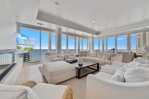 公寓客房, 多張床 (La Playa 603) | 起居區 | 電視