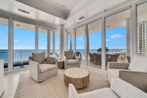 公寓客房, 多張床 (La Playa 603) | 起居區 | 電視