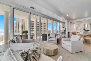 公寓客房, 多張床 (La Playa 603) | 起居區 | 電視