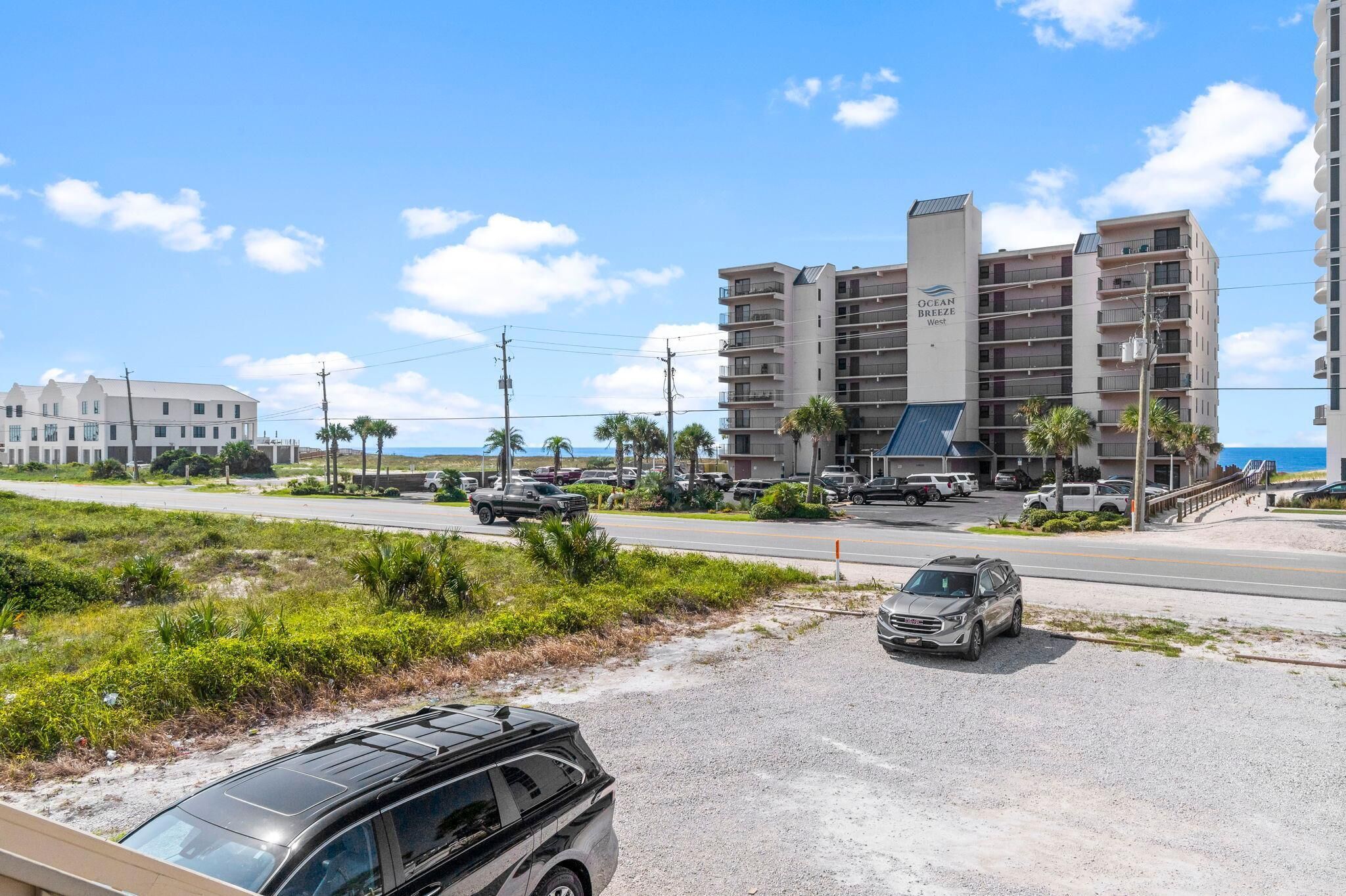 Een hotel met meerdere verdiepingen, met een opvallend bord waarop 'Ocean Breeze Hotel' staat.