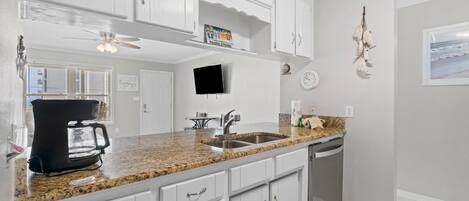Condo, 1 cama King e sofá-cama (Shore Break) | Cozinha privada | Fogão, torradeira, toalhas de papel