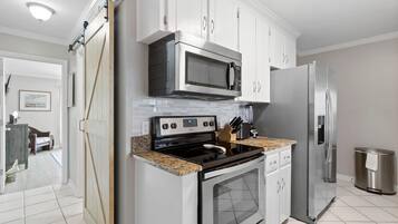 Condo, 1 King Bed with Sofa bed (Shore Break) | Private kitchen