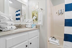 Condo, 1 très grand lit et 1 canapé-lit (Shore Break) | Salle de bain | Shampooing, papier de toilette