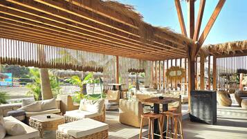 Family Penthouse, Multiple Bedrooms, 2 Bathrooms (Perla Penthouse) | Outdoor dining