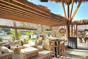 Family Penthouse, Multiple Bedrooms, 2 Bathrooms (Perla Penthouse) | Tempat makan luar
