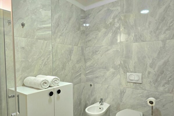 Family Penthouse, Multiple Bedrooms, 2 Bathrooms (Perla Penthouse) | Bathroom | Shower, hair dryer, towels, soap - Perla Penthouse (Ishëm)