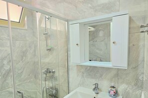 Family Penthouse, Multiple Bedrooms, 2 Bathrooms (Perla Penthouse) | Bathroom | Shower, hair dryer, towels, soap - Perla Penthouse (Ishëm)