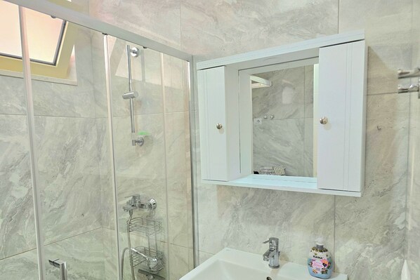 Family Penthouse, Multiple Bedrooms, 2 Bathrooms (Perla Penthouse) | Bathroom | Shower, hair dryer, towels, soap - Perla Penthouse (Ishëm)