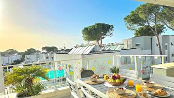 Family Penthouse, Multiple Bedrooms, 2 Bathrooms (Perla Penthouse) | Outdoor dining