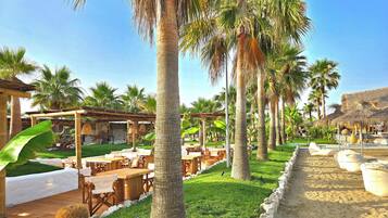 Family Penthouse, Multiple Bedrooms, 2 Bathrooms (Perla Penthouse) | Outdoor dining