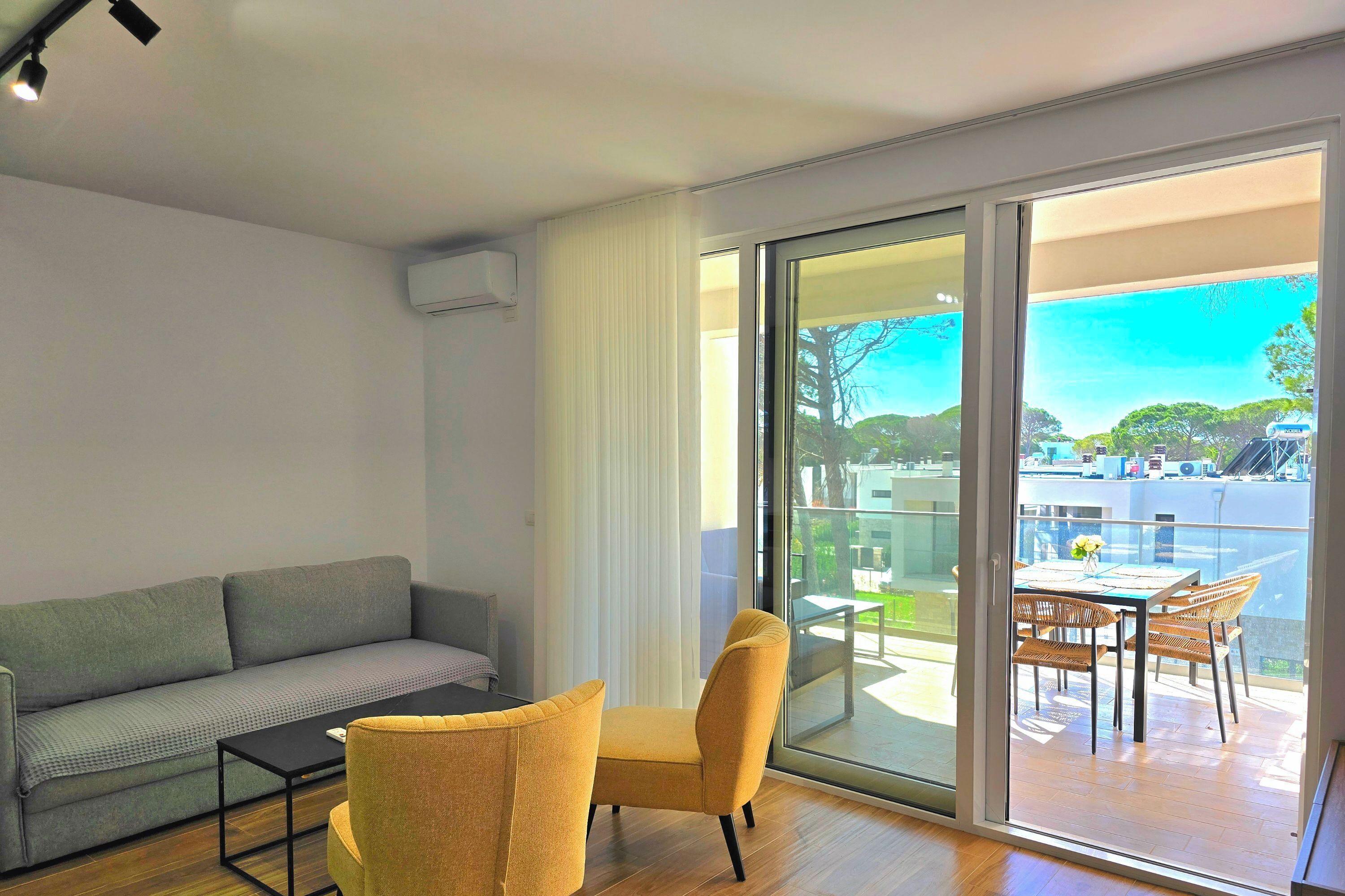 Familienapartment, Mehrere Schlafzimmer (Aqua Bliss Apartment 296) | Wohnbereich | 21-Zoll-Smart-TV mit Kabelempfang