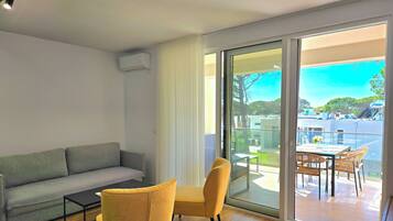 Familienapartment, Mehrere Schlafzimmer (Aqua Bliss Apartment 296) | Wohnbereich | 21-Zoll-Smart-TV mit Kabelempfang