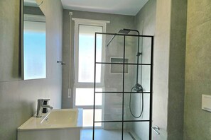 Familieleilighet, flere soverom (Aqua Bliss Apartment 296) | Bad | Dusj, hårføner, håndklær og såpe