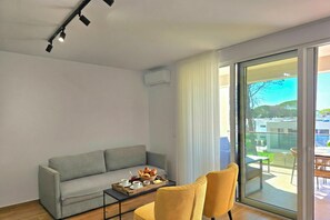 패밀리 아파트, 침실 여러 개 (Aqua Bliss Apartment 296) | 거실 공간 | 케이블 채널 시청이 가능한 21인치 스마트 TV