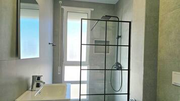Familienapartment, Mehrere Schlafzimmer (Aqua Bliss Apartment 296) | Badezimmer | Dusche, Haartrockner, Handtücher, Seife