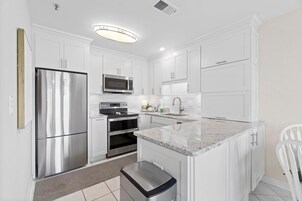 公寓式客房, 多张床 (Grand Caribbean East 311) | 私人厨房 | 烤箱、烤面包机、纸巾