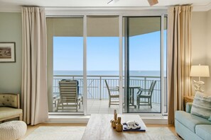 公寓客房, 多張床 (Indigo East 1802) | 起居區 | 電視