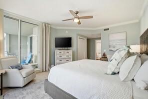 Apartment, Mehrere Betten (Indigo East 1802) | 3 Schlafzimmer, Bügeleisen/Bügelbrett, WLAN