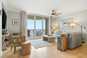 公寓客房, 多張床 (Indigo East 1802) | 起居區 | 電視