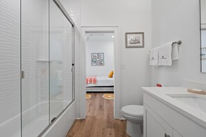 บ้านพัก, หลายเตียง (Totally Beachin' at Pelican Place) | ห้องน้ำ | ยาสระผม, กระดาษ  ชำระ