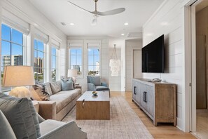 獨棟房屋, 多張床 (Perdido Tide Beach House) | 起居區 | 電視